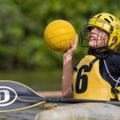 Kayak polo en Guyane, lac saccharin. Jeune jouant avec un ballon en kayak en exterieur. Pres du sentier du rorota a Remire Montjoly.