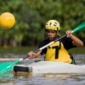 Kayak polo en Guyane, lac saccharin. Jeune jouant avec un ballon en kayak en exterieur. Pres du sentier du rorota a Remire Montjoly.