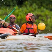 Kayak polo en Guyane, lac saccharin. Jeune jouant avec un ballon en kayak en exterieur. Pres du sentier du rorota a Remire Montjoly.