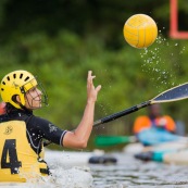 Kayak polo en Guyane, lac saccharin. Jeune jouant avec un ballon en kayak en exterieur. Pres du sentier du rorota a Remire Montjoly.