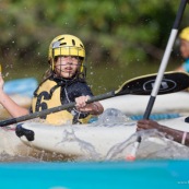 Kayak polo en Guyane, lac saccharin. Jeune jouant avec un ballon en kayak en exterieur. Pres du sentier du rorota a Remire Montjoly.