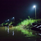Debarcadere au marais de kaw en Guyane. Avec un canoe.