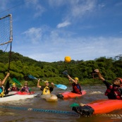 Kayak polo en Guyane, lac saccharin. Jeune jouant avec un ballon en kayak en exterieur. Pres du sentier du rorota a Remire Montjoly.