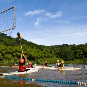 Kayak polo en Guyane, lac saccharin. Jeune jouant avec un ballon en kayak en exterieur. Pres du sentier du rorota a Remire Montjoly.