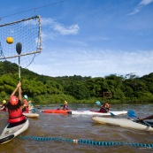 Kayak polo en Guyane, lac saccharin. Jeune jouant avec un ballon en kayak en exterieur. Pres du sentier du rorota a Remire Montjoly.