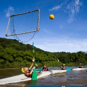 Kayak polo en Guyane, lac saccharin. Jeune jouant avec un ballon en kayak en exterieur. Pres du sentier du rorota a Remire Montjoly.