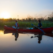 Marais de kaw en Guyane au lever du soleil. En canoe et kayak. Tourisme. Touristes.