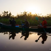 Marais de kaw en Guyane au lever du soleil. En canoe et kayak. Tourisme. Touristes.