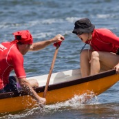 Competition de pirogue a Kourou (Guyane francaise) : les maitres de la pagaie. Sur le lac bois chaudat. Pirogue : P12 (12 places).