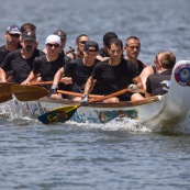 Competition de pirogue a Kourou (Guyane francaise) : les maitres de la pagaie. Sur le lac bois chaudat. Pirogue : P12 (12 places).