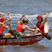 Competition de pirogue a Kourou (Guyane francaise) : les maitres de la pagaie. Sur le lac bois chaudat. Pirogue : P12 (12 places).