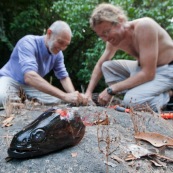 Peche a l'Aymara. Hoplias aimara. En Guyane, foret tropicale amazonienne. Personnes en train de decouper le poisson avec une machette (sabre).