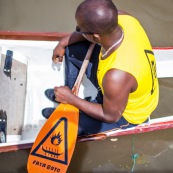 Course de pirogue en Guyane a Montsinery tonnegrande. P12 et P4 (12 places et 4 places). Organise par le club de canoe kayak et pirogue de Cayenne (ASPAG). Deguisements des equipages.