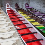 Course de pirogue en Guyane a Montsinery tonnegrande. P12 et P4 (12 places et 4 places). Organise par le club de canoe kayak et pirogue de Cayenne (ASPAG). Deguisements des equipages.