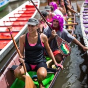 Course de pirogue en Guyane a Montsinery tonnegrande. P12 et P4 (12 places et 4 places). Organise par le club de canoe kayak et pirogue de Cayenne (ASPAG). Deguisements des equipages.