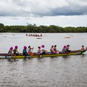 Course de pirogue en Guyane a Montsinery tonnegrande. P12 et P4 (12 places et 4 places). Organise par le club de canoe kayak et pirogue de Cayenne (ASPAG). Deguisements des equipages.