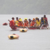 Course de pirogue en Guyane a Montsinery tonnegrande. P12 et P4 (12 places et 4 places). Organise par le club de canoe kayak et pirogue de Cayenne (ASPAG). Deguisements des equipages.