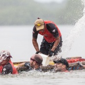 Course de pirogue en Guyane a Montsinery tonnegrande. P12 et P4 (12 places et 4 places). Organise par le club de canoe kayak et pirogue de Cayenne (ASPAG). Deguisements des equipages.