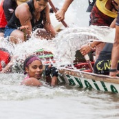 Course de pirogue en Guyane a Montsinery tonnegrande. P12 et P4 (12 places et 4 places). Organise par le club de canoe kayak et pirogue de Cayenne (ASPAG). Deguisements des equipages.