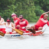 Course de pirogue en Guyane a Montsinery tonnegrande. P12 et P4 (12 places et 4 places). Organise par le club de canoe kayak et pirogue de Cayenne (ASPAG). Deguisements des equipages.