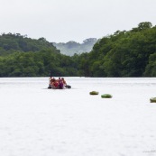 Course de pirogue en Guyane a Montsinery tonnegrande. P12 et P4 (12 places et 4 places). Organise par le club de canoe kayak et pirogue de Cayenne (ASPAG). Deguisements des equipages.