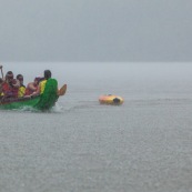 Course de pirogue en Guyane a Montsinery tonnegrande. P12 et P4 (12 places et 4 places). Organise par le club de canoe kayak et pirogue de Cayenne (ASPAG). Deguisements des equipages.