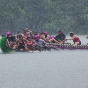 Course de pirogue en Guyane a Montsinery tonnegrande. P12 et P4 (12 places et 4 places). Organise par le club de canoe kayak et pirogue de Cayenne (ASPAG). Deguisements des equipages.