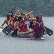 Course de pirogue en Guyane a Montsinery tonnegrande. P12 et P4 (12 places et 4 places). Organise par le club de canoe kayak et pirogue de Cayenne (ASPAG). Deguisements des equipages.