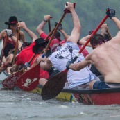 Course de pirogue en Guyane a Montsinery tonnegrande. P12 et P4 (12 places et 4 places). Organise par le club de canoe kayak et pirogue de Cayenne (ASPAG). Deguisements des equipages.