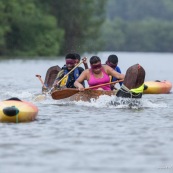 Course de pirogue en Guyane a Montsinery tonnegrande. P12 et P4 (12 places et 4 places). Organise par le club de canoe kayak et pirogue de Cayenne (ASPAG). Deguisements des equipages.