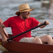 Course de pirogue en Guyane a Montsinery tonnegrande. P12 et P4 (12 places et 4 places). Organise par le club de canoe kayak et pirogue de Cayenne (ASPAG). Deguisements des equipages.