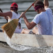 Course de pirogue en Guyane a Montsinery tonnegrande. P12 et P4 (12 places et 4 places). Organise par le club de canoe kayak et pirogue de Cayenne (ASPAG). Deguisements des equipages.