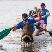 Course de pirogue en Guyane a Montsinery tonnegrande. P12 et P4 (12 places et 4 places). Organise par le club de canoe kayak et pirogue de Cayenne (ASPAG). Deguisements des equipages.