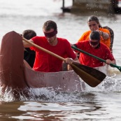 Course de pirogue en Guyane a Montsinery tonnegrande. P12 et P4 (12 places et 4 places). Organise par le club de canoe kayak et pirogue de Cayenne (ASPAG). Deguisements des equipages.