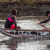 Course de pirogue en Guyane a Montsinery tonnegrande. P12 et P4 (12 places et 4 places). Organise par le club de canoe kayak et pirogue de Cayenne (ASPAG). Deguisements des equipages.