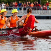 Course de pirogue en Guyane a Montsinery tonnegrande. P12 et P4 (12 places et 4 places). Organise par le club de canoe kayak et pirogue de Cayenne (ASPAG). Deguisements des equipages.