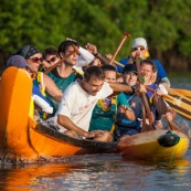 Course de pirogue en Guyane a Montsinery tonnegrande. P12 et P4 (12 places et 4 places). Organise par le club de canoe kayak et pirogue de Cayenne (ASPAG). Deguisements des equipages.