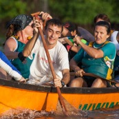 Course de pirogue en Guyane a Montsinery tonnegrande. P12 et P4 (12 places et 4 places). Organise par le club de canoe kayak et pirogue de Cayenne (ASPAG). Deguisements des equipages.