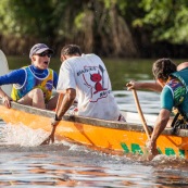 Course de pirogue en Guyane a Montsinery tonnegrande. P12 et P4 (12 places et 4 places). Organise par le club de canoe kayak et pirogue de Cayenne (ASPAG). Deguisements des equipages.