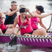 Course de pirogue en Guyane a Montsinery tonnegrande. P12 et P4 (12 places et 4 places). Organise par le club de canoe kayak et pirogue de Cayenne (ASPAG). Deguisements des equipages.