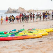 En Guyane, premiere ocean race : course en mer. Toutes les embarcations a pagaie sont de la partie : canoes, kayaks, pirogues, va'a, paddles... Participation exceptionnelle de l'equipe de France paralympique de canoe kayak. Course elite, course de jeunes.
