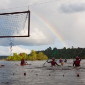 Kayak polo a saut maripa du cote de Saint Georges de l'Oyapock. Organise par le club Tukus. Sport d'équipe avec ballon. Jeunes.