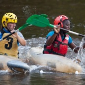 Kayak polo a saut maripa du cote de Saint Georges de l'Oyapock. Organise par le club Tukus. Sport d'équipe avec ballon. Jeunes.