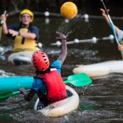 Kayak polo a saut maripa du cote de Saint Georges de l'Oyapock. Organise par le club Tukus. Sport d'équipe avec ballon. Jeunes.