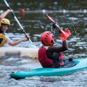 Kayak polo a saut maripa du cote de Saint Georges de l'Oyapock. Organise par le club Tukus. Sport d'équipe avec ballon. Jeunes.