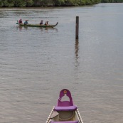 Course de pirogue en Guyane a Montsinery tonnegrande. P12 et P4 (12 places et 4 places). Organise par le club de canoe kayak et pirogue de Cayenne (ASPAG). Deguisements des equipages.