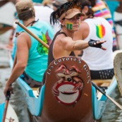 Course de pirogue en Guyane a Montsinery tonnegrande. P12 et P4 (12 places et 4 places). Organise par le club de canoe kayak et pirogue de Cayenne (ASPAG). Deguisements des equipages.