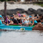 Course de pirogue en Guyane a Montsinery tonnegrande. P12 et P4 (12 places et 4 places). Organise par le club de canoe kayak et pirogue de Cayenne (ASPAG). Deguisements des equipages.