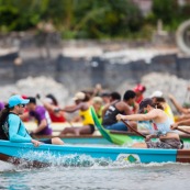 Course de pirogue en Guyane a Montsinery tonnegrande. P12 et P4 (12 places et 4 places). Organise par le club de canoe kayak et pirogue de Cayenne (ASPAG). Deguisements des equipages.