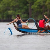 Course de pirogue en Guyane a Montsinery tonnegrande. P12 et P4 (12 places et 4 places). Organise par le club de canoe kayak et pirogue de Cayenne (ASPAG). Deguisements des equipages.